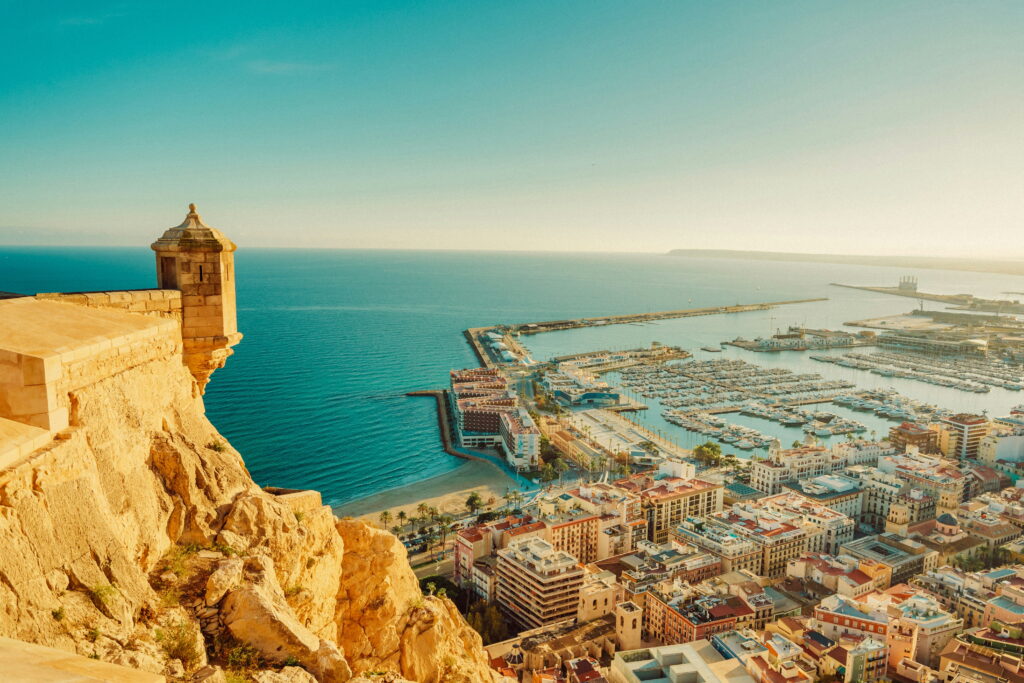 Uitzicht vanaf het kasteel Santa Bárbara over de haven, het strand en de stad Alicante