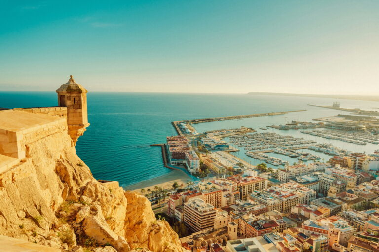 Uitzicht vanaf het kasteel Santa Bárbara over de haven, het strand en de stad Alicante